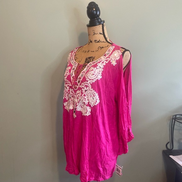 NWT‎ INC Womens Embroidered Sequin Cold Shoulder Tunic Top Fuchsia Pink Size 1X - Picture 1 of 8